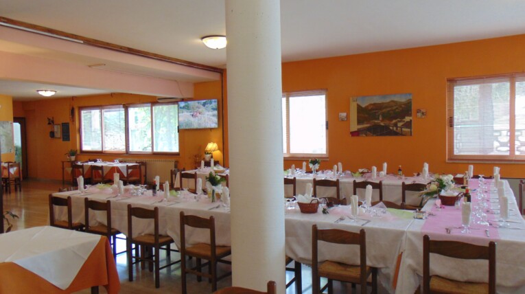 tavolate in sala grande ristorante