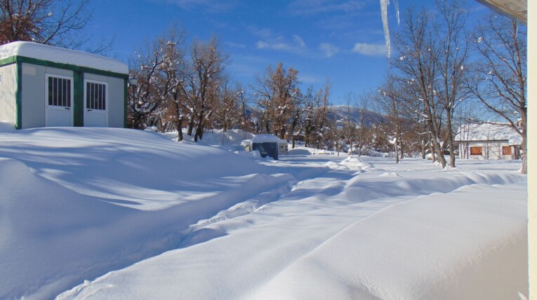 Lo spettacolo del campeggio innevato