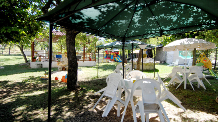 Tavolini e Gazebo nel parco giochi